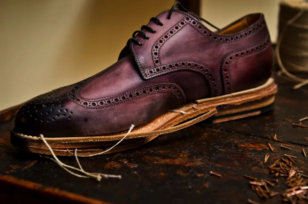 Soulier en cuir en cours de restauration